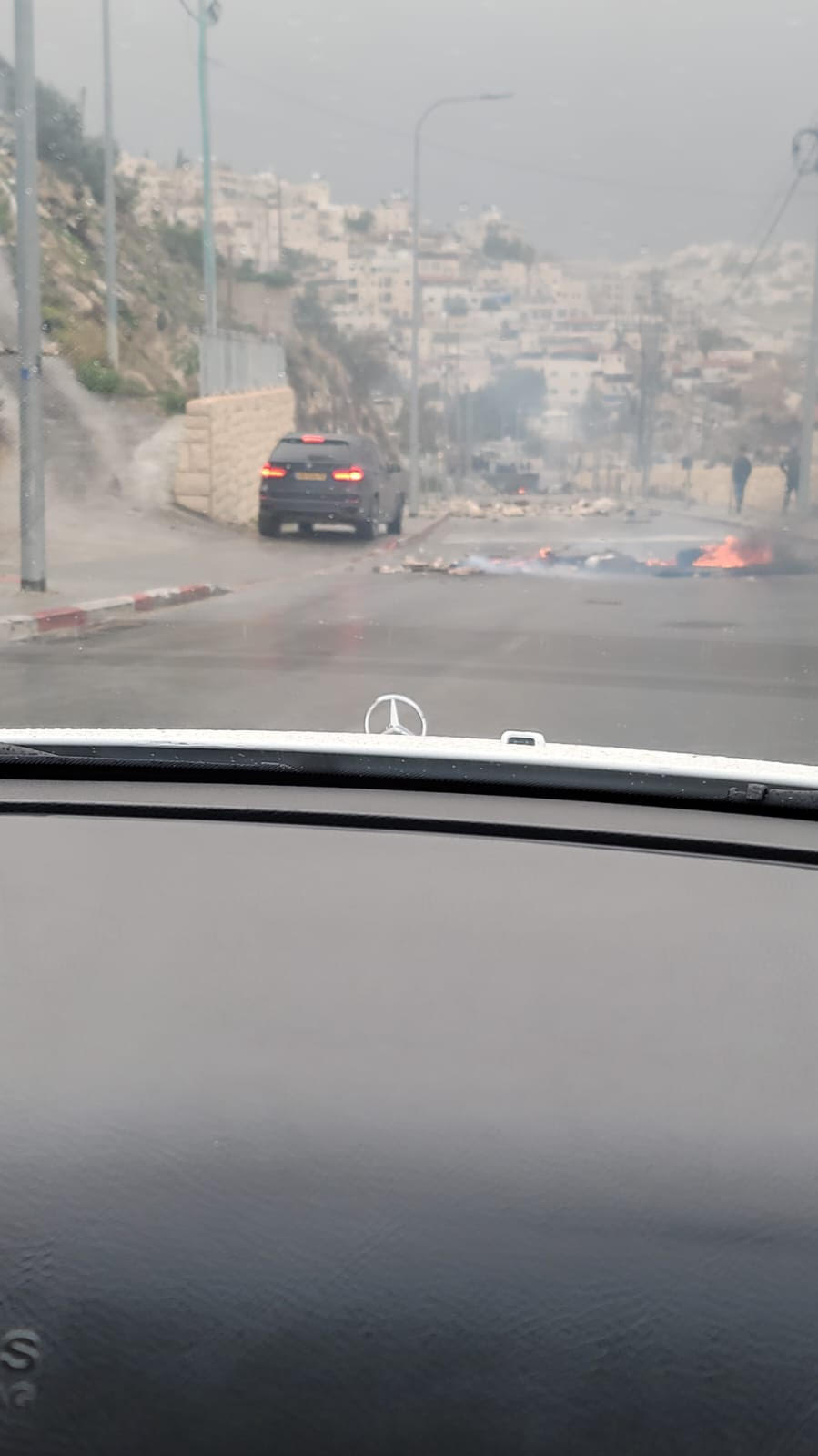 شبان يغلقون شوارع جبل المكبر للتصدي لجرافات الهدم